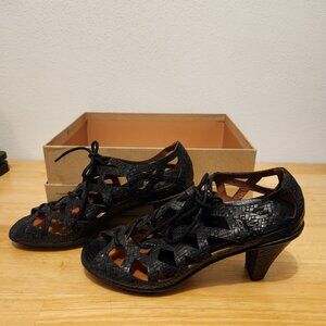 Gentle Souls by Kenneth Cole Women's Okey Dokey Heeled Lace Up Sandals  Size 7.5